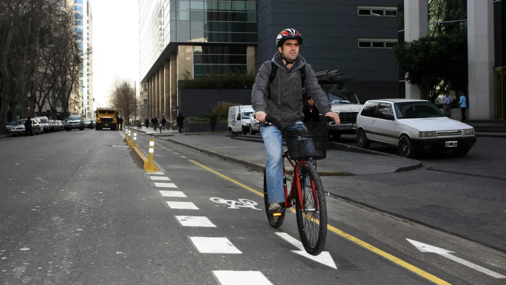 Salir en bici con más seguridad: hábitos simples que mejoran cada pedaleo
